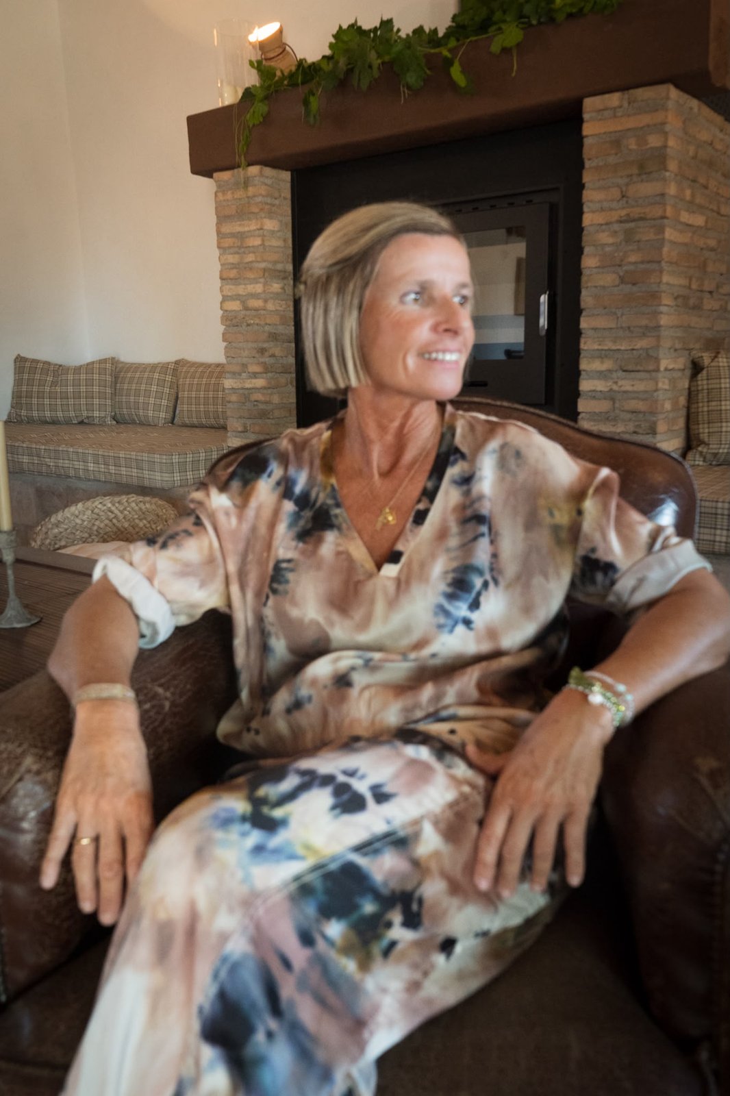 Blanca en el salón de la casa de labranza de Alma en Calma